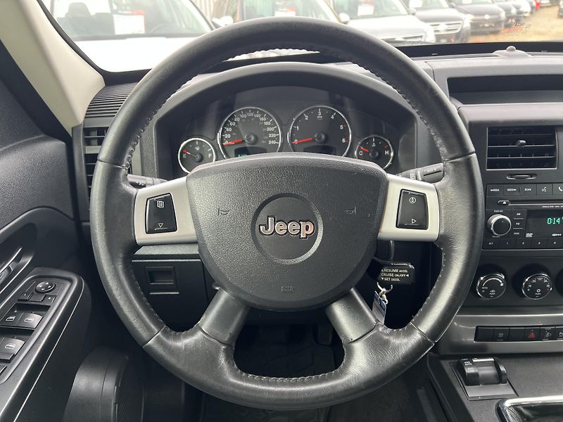Jeep Cherokee 2.8CRD MANUÁL 6.R.ST. KLIMA - fotka 14 z 38