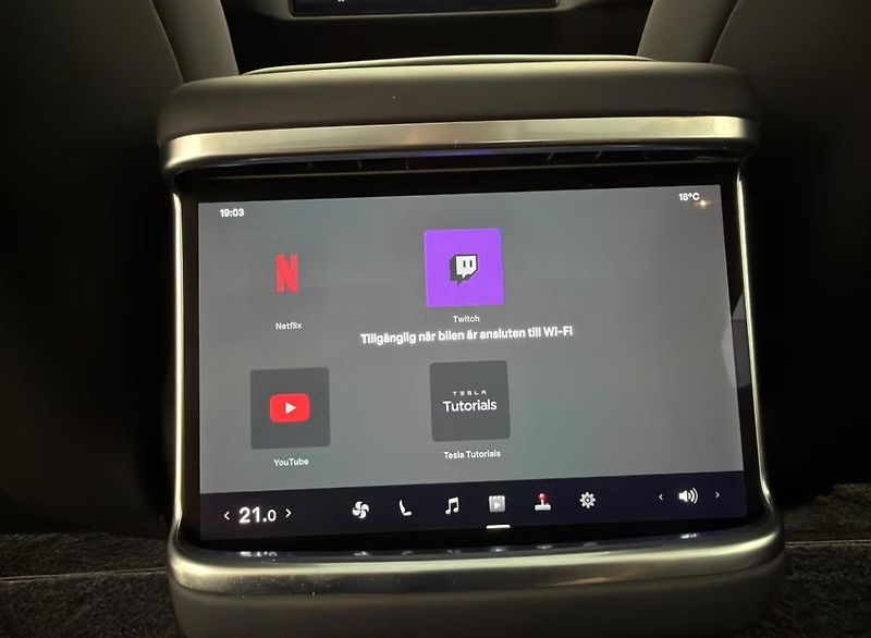 Tesla Model S LR AWD Vzduch Pano. Kam Yoke - fotka 22 z 35