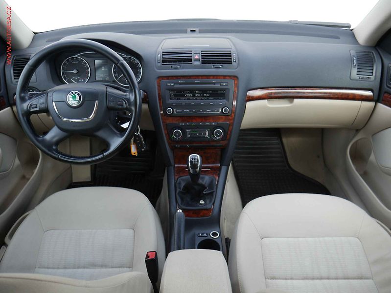 Škoda Octavia (2011) 2.0 TDI, ČR, AC - fotka 8 z 19