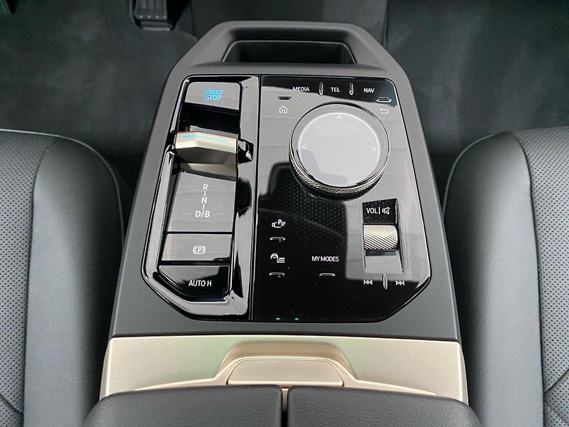 BMW iX xDrive40 Sport 360 SoftClose - fotka 12 z 15