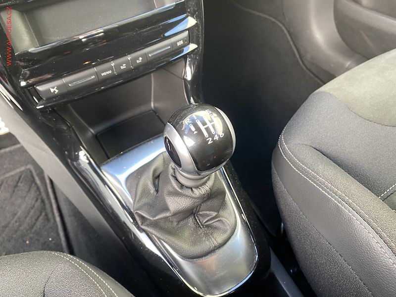 DS Automobiles DS3 (2018) 1.2 PT SportChic, AC, výhřev - fotka 14 z 17