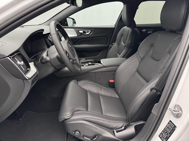 Volvo V60 (2026) T6 AWD Plug-in DARK ULTRA - fotka 3 z 24