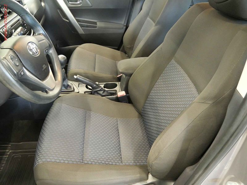 Toyota Auris (2013) 1.3i, ČR - fotka 9 z 20
