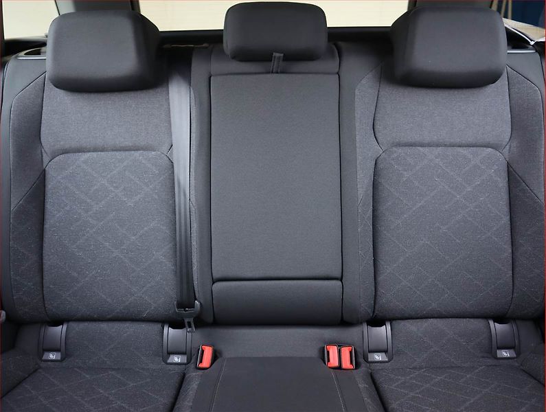 Volkswagen Golf (2024) Life 2.0 TDI - fotka 10 z 23