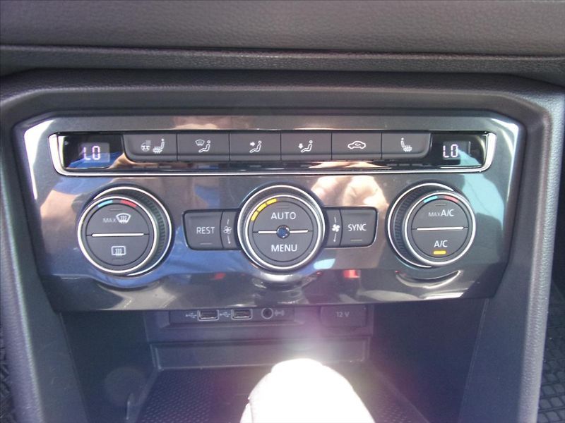 Volkswagen Tiguan 2,0 TSI R-Line 4Motion DSG - fotka 22 z 30