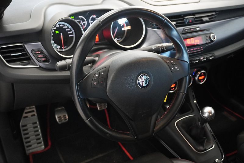 Alfa Romeo Giulietta 1.75 TBI QUADRIFOGLIO VERDE - fotka 13 z 27