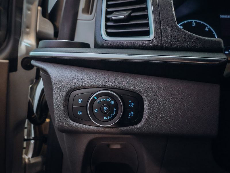 Ford Tourneo Custom 2.0TDCi Titanium AT 125 kW L2 - fotka 11 z 27