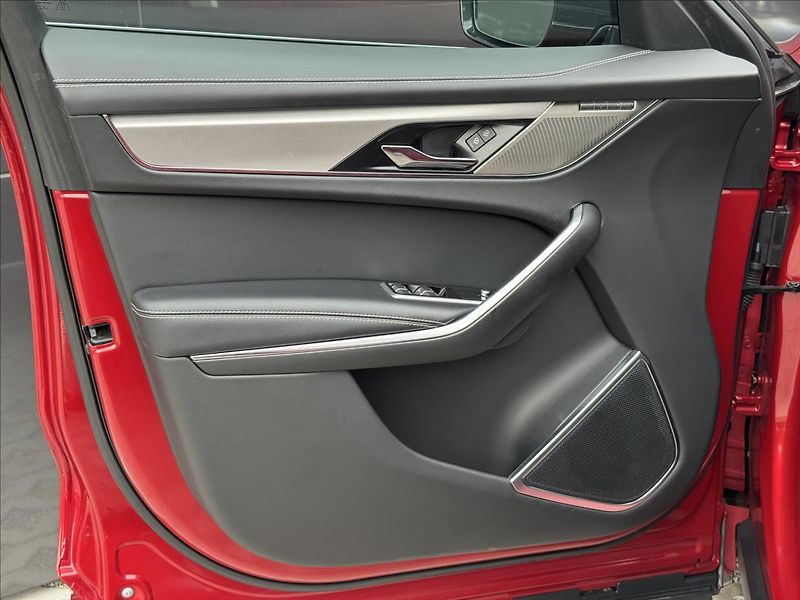Jaguar F-Pace 3,0 P400 R-Dynamic SE AWD AT - fotka 15 z 31