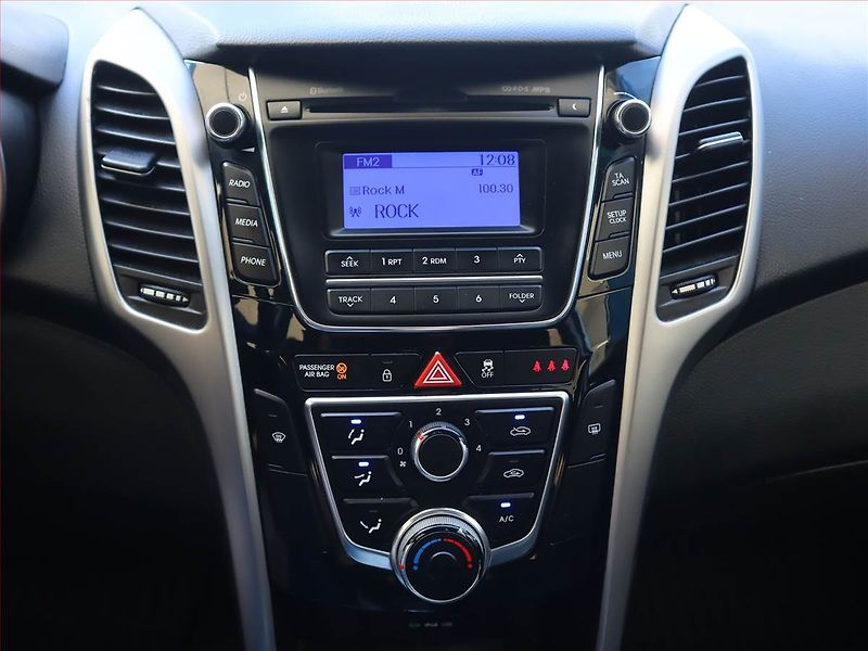 Hyundai i30 (2016) Comfort 1.6 CRDi, Serv.kniha - fotka 12 z 16
