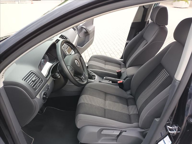 Volkswagen Golf 1,6 MPI,75KW,VÝHŘEV,DIGIKLIMA - fotka 14 z 39