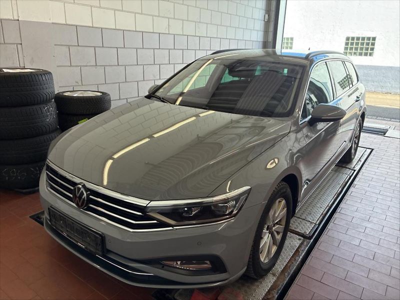 Volkswagen Passat 2,0 TDI,IQ LIGHT,EL.SEDADLA - fotka 2 z 11