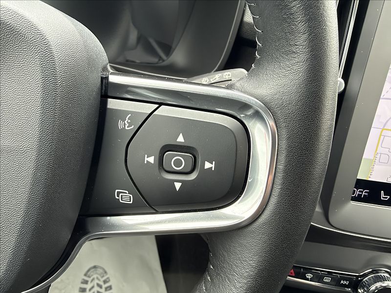 Volvo XC40 1.5 T3 Momentum/Panorama - fotka 15 z 29
