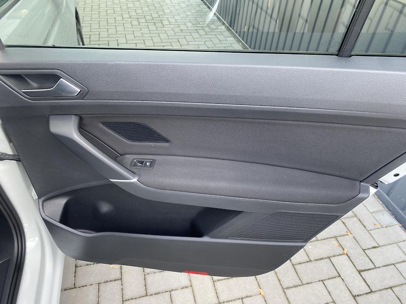 Volkswagen Touran 1.4TSI 110kW-1xMAJ-7MÍST-NAVI - fotka 37 z 44