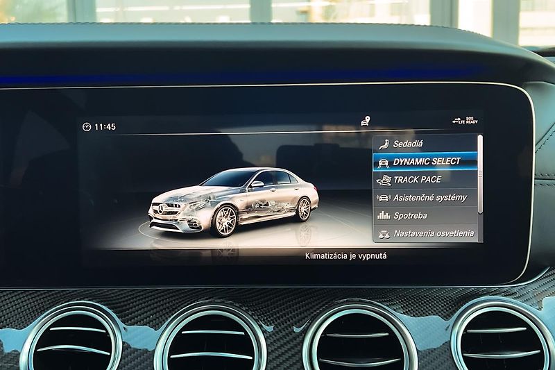 Mercedes-Benz Třídy E (2017) E63S AMG 4Matic+ V8 Biturbo - fotka 77 z 99