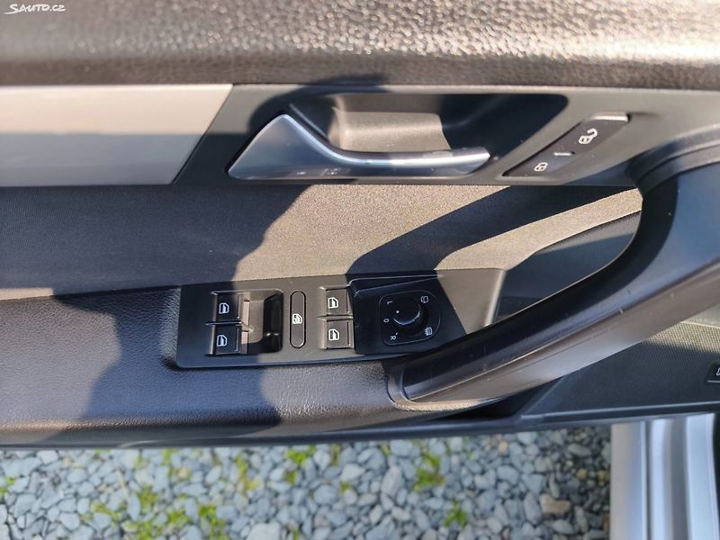 Volkswagen Passat (2011) - fotka 28 z 31