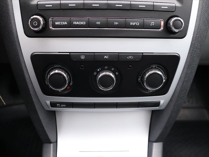 Škoda Octavia 1,4 TSI 90 kW Ambiente - fotka 18 z 26