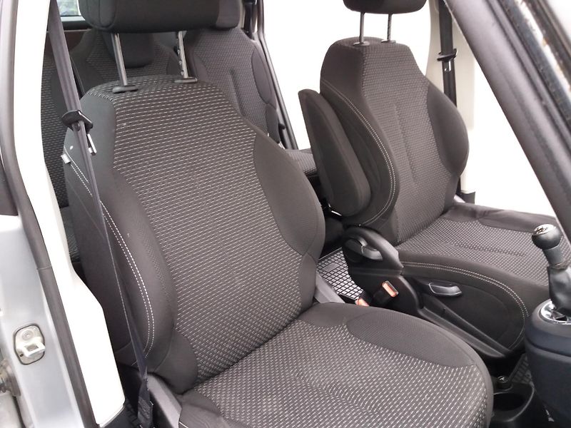 Citroën Grand C4 Picasso 1.6 16V,7.MÍST,SERV.KNÍŽKA!! - fotka 13 z 17
