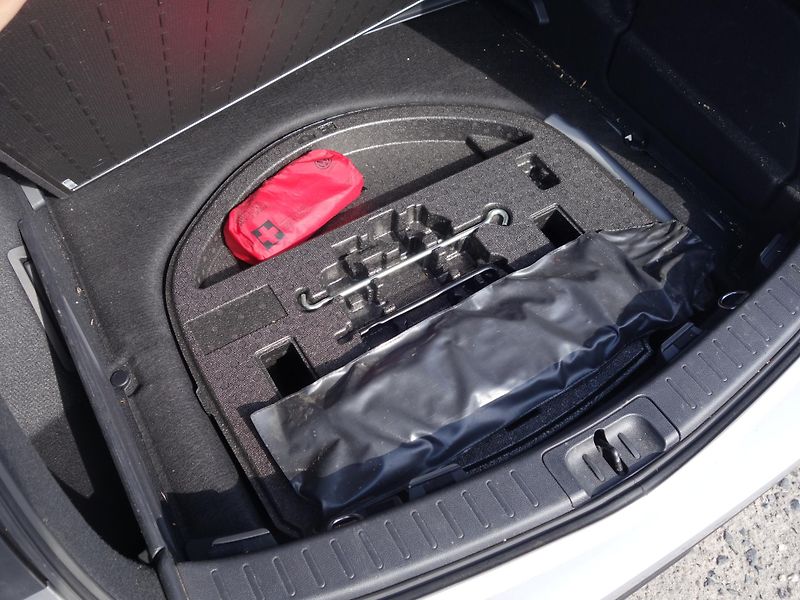 Toyota Corolla (2023) 2,0 Hybrid - fotka 23 z 27