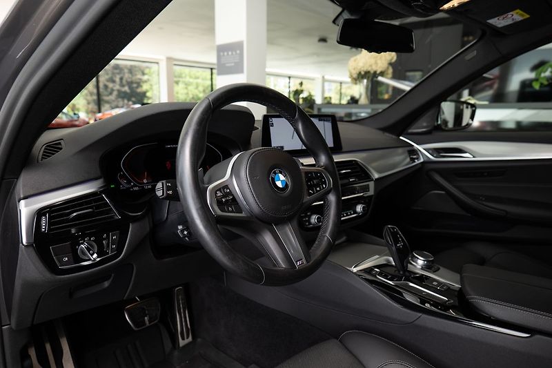 BMW Řada 5 M550d xDrive/HarmanKardon/Vent - fotka 4 z 24