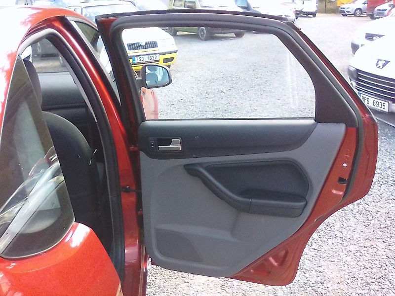 Ford Focus (2009) 1.8i 16V Titanium, 1.majitel - fotka 23 z 28