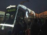 Vánoční flotila pražského dopravního podniku letos poprvé vyjela v sobotu vpodvečer ze střešovické vozovny.