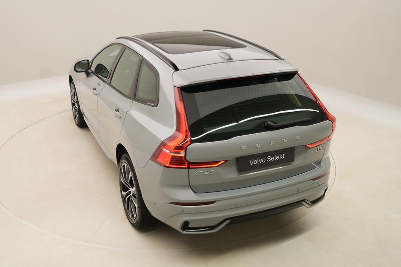 Volvo XC60 B5 AWD DARK ULTIMATE AUT CZ - fotka 17 z 60