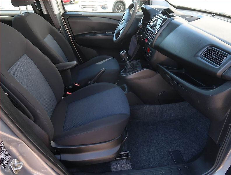 Opel Combo (2013) 1.6 CDTI, 5Míst, ČR - fotka 9 z 15