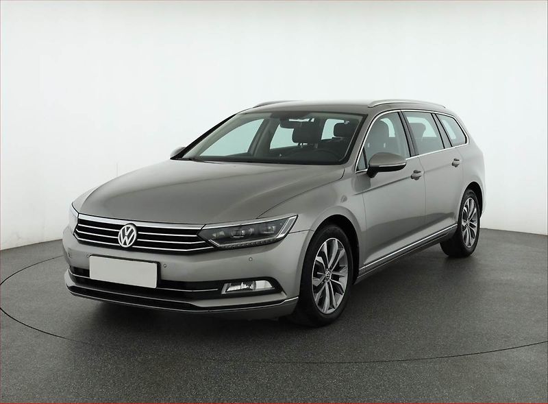 Volkswagen Passat (2015) 2.0 TDI, Automat, Navi - fotka 2 z 18