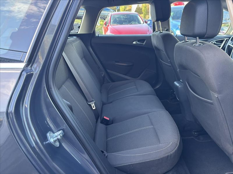 Opel Astra 1,7 CDTi 81kW Cosmo NAVI TAŽNÉ - fotka 14 z 34