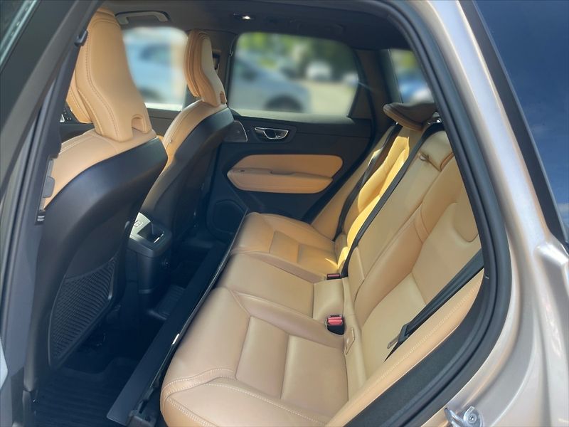 Volvo XC60 2,0 T6 Rech.Ult.Bright AWD AT - fotka 8 z 11