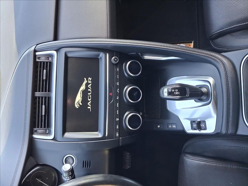 Jaguar E-Pace 2,0 SE - fotka 12 z 17