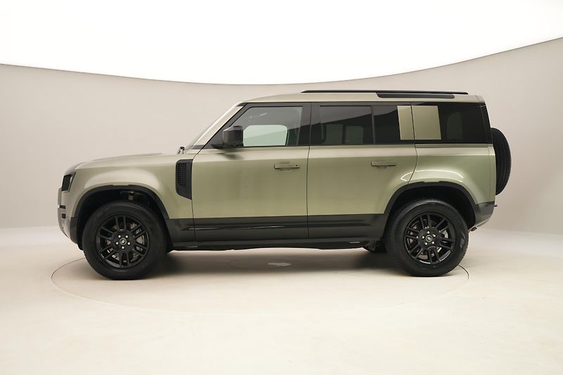 Land Rover Defender 110 D300 X-DYNAMIC SE AWD CZ - fotka 9 z 46