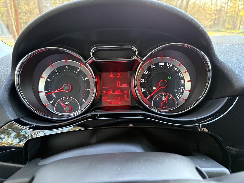Opel Adam (2016) red/black edition - fotka 16 z 24