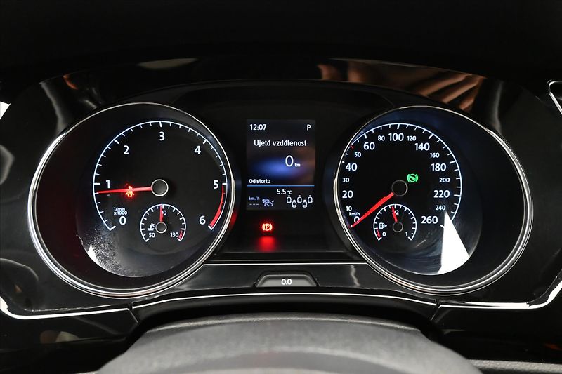 Volkswagen Touran 2,0 TDI 110 KW DSG 7 MÍST Záru - fotka 17 z 34