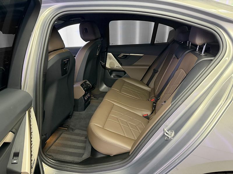 BMW Řada 5 520d xDrive, M-SPORT, HUD, H/K - fotka 12 z 33