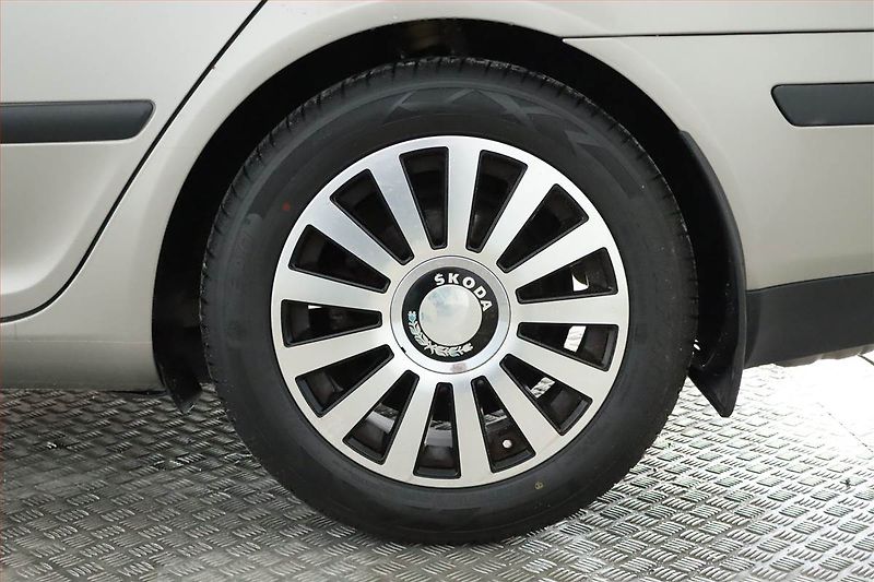 Škoda Octavia (2011) 1.6, Serv.kniha, Tempomat - fotka 15 z 21