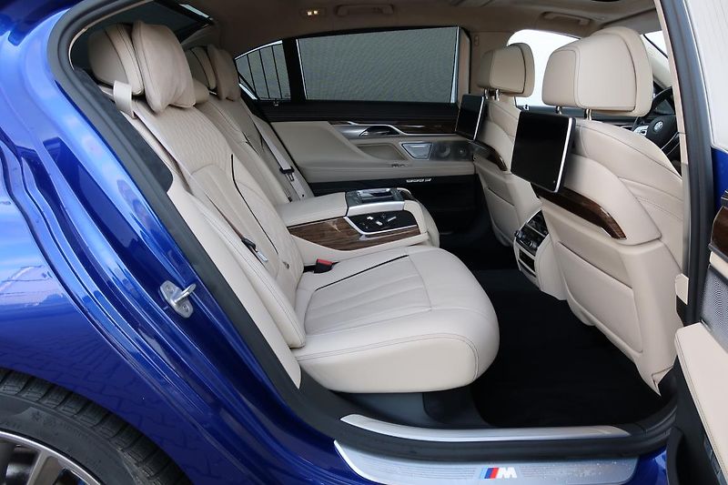 BMW Řada 7 750Li xDrive - fotka 12 z 18