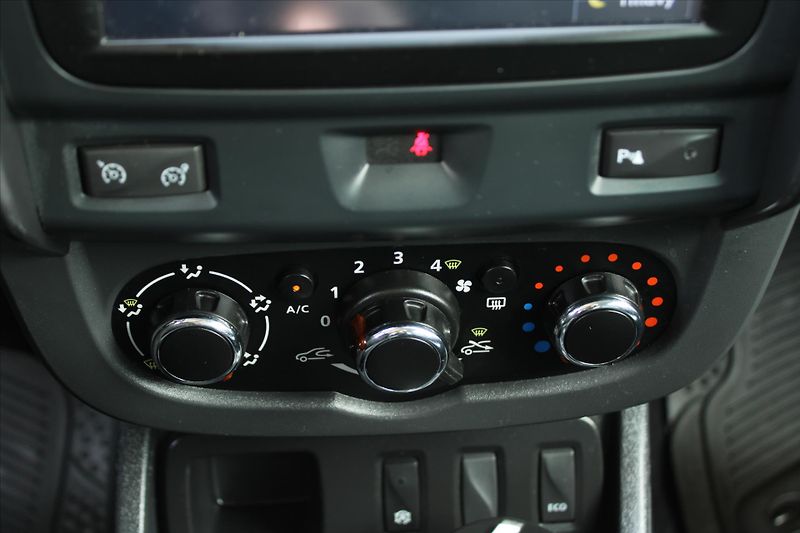 Dacia Duster 1.2 TCe 92kW KLIMA NAVIGACE - fotka 18 z 23
