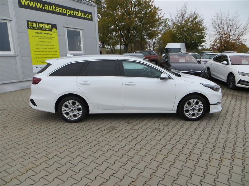 Kia Ceed 1,5 T-GDI 118kW SW Top AUT ČR - fotka 9 z 26
