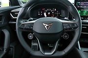 Od zbytku koncernu VW se Cupra odlišuje i dvěma kulatými tlačítky na volantu.