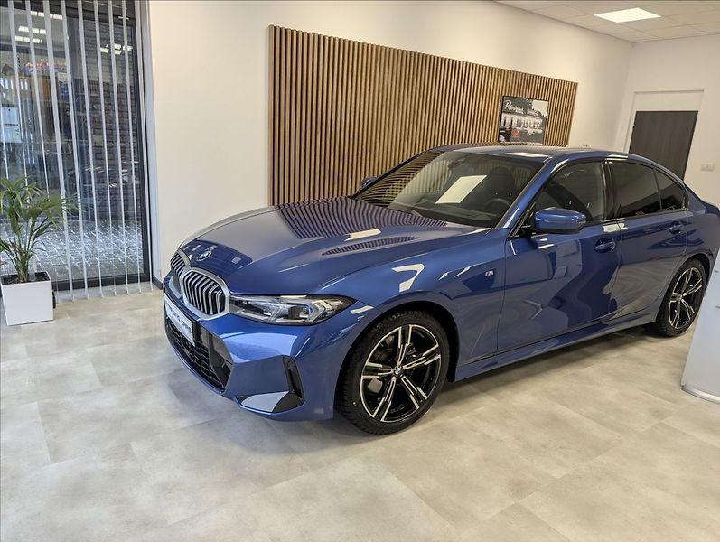 BMW Řada 3 320 i xDrive - fotka 3 z 31