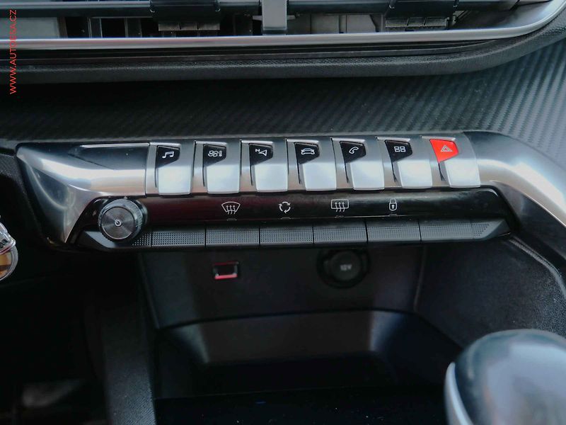 Peugeot 3008 (2018) 1.6 HDi, 1.maj,ČR, Active - fotka 15 z 20