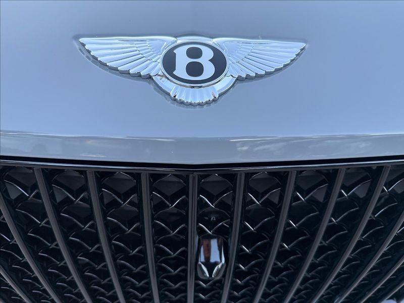 Bentley Bentayga Extended Wheelbase Azure V8 - fotka 7 z 32