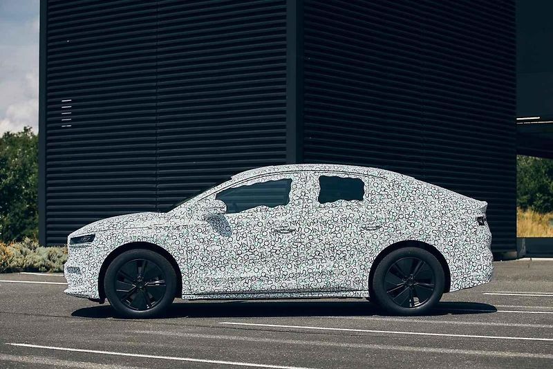 Vybraní motorističtí novináři již za sebou mají první testovací kilometry s Enyaqem iV Coupe