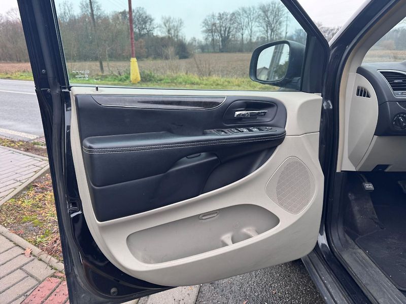 Chrysler Town & Country (2014) 3,6 RT Penta DVD 2014 - fotka 17 z 23