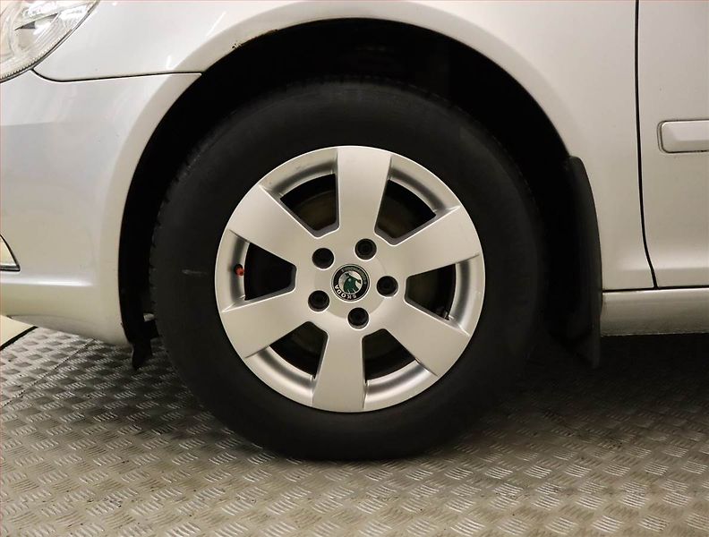 Škoda Octavia (2011) 1.8 TSI, Xenony, Tempomat - fotka 15 z 17