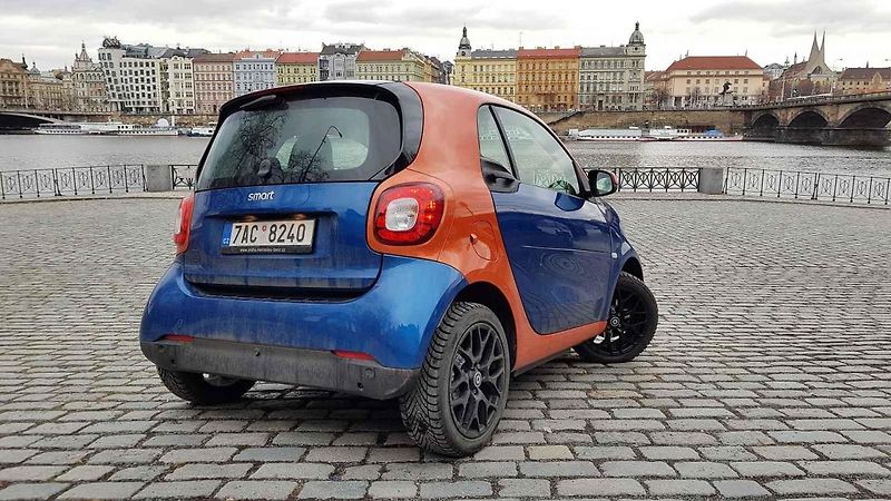 S elektrickým Smartem můžete za stovku zaparkovat i v centru Prahy. Jinde je ale tahle výhoda k ničemu.