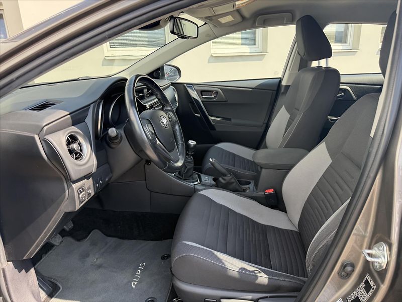 Toyota Auris 1,6 Active Trend - fotka 8 z 19
