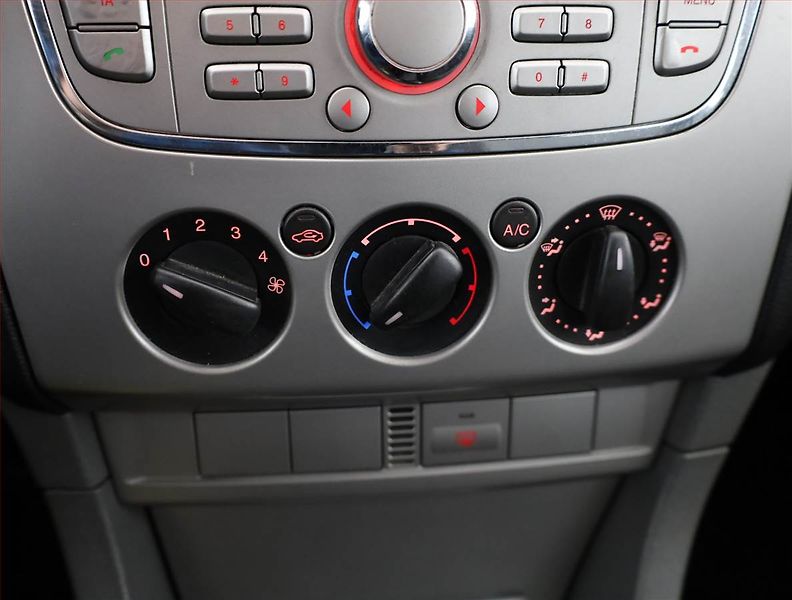 Ford Focus (2009) 1.6 16V, nová STK, jezdí dobře - fotka 11 z 14