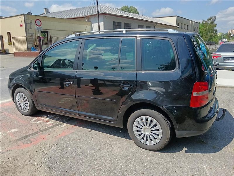 Volkswagen Touran 1,9 TDi Highline - fotka 8 z 21